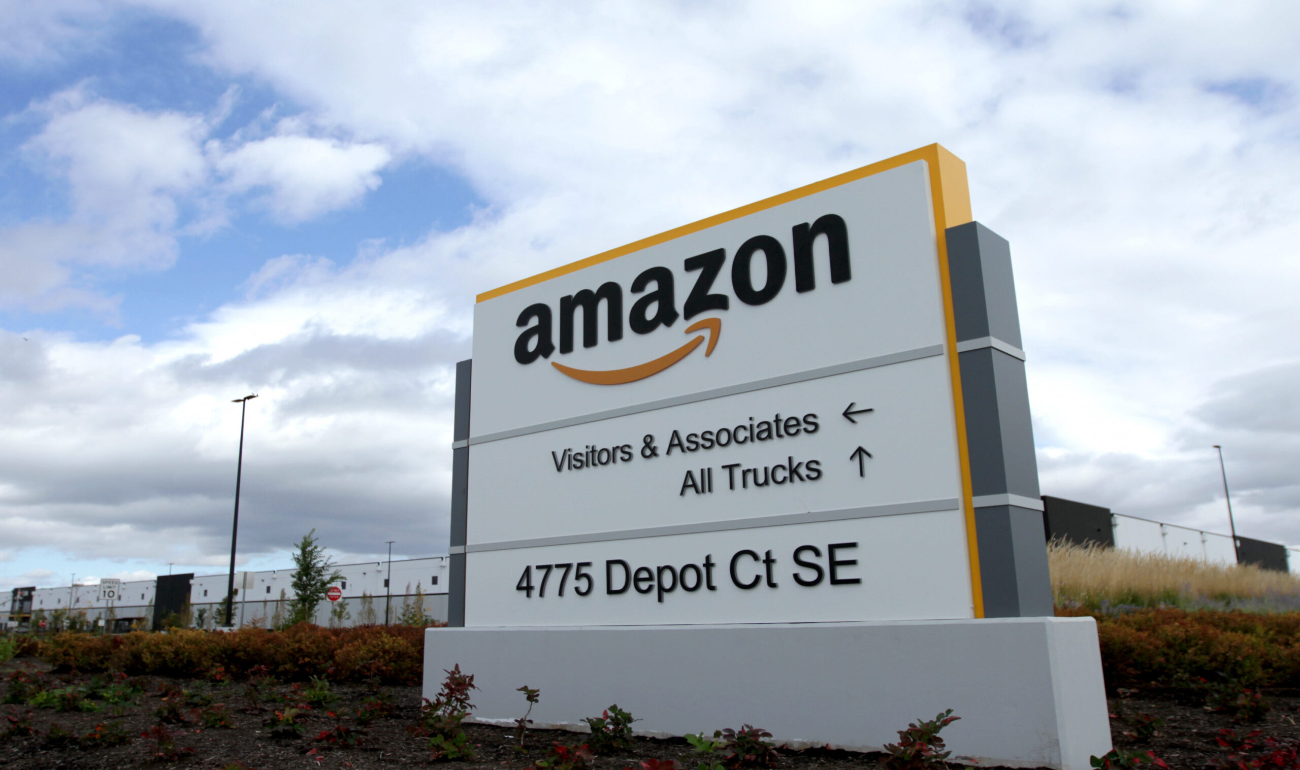 Amazon seeks managers for Salem warehouse as  opening nears