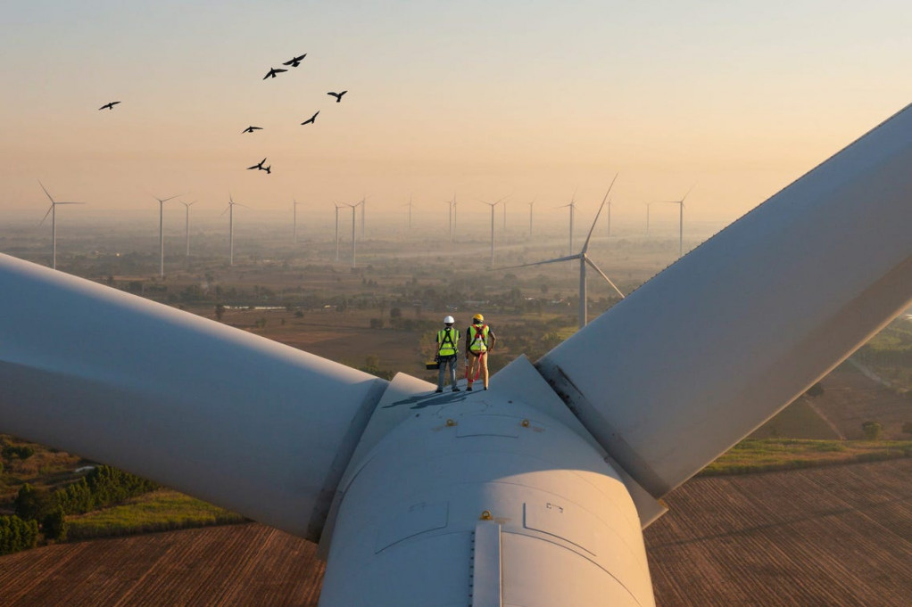 Meet a Traveling Wind Turbine Tech Working One of the Fastest